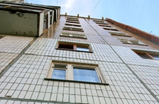 В Екатеринбурге четырехлетний ребенок выжил после падения с восьмого этажа