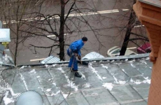 Госжилинспекция напомнила управляющим компаниям Королёва правила очистки крыш от снега