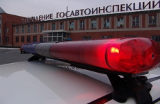 Три человека пострадали после резкого торможения на трассе в Тверской области
