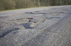 В Бежаницком районе по требованию прокурора произведен ремонт автомобильных дорог на территории муниципального образования