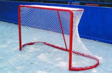 На Урале на голову ребенка упали хоккейные ворота