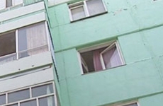 Прокуратура контролирует установление обстоятельств падения ребенка из окна на северо-востоке столицы