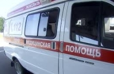 Наркоман толкнул под колеса случайную омичку