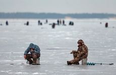Рыбаки на внедорожнике провалились под лед в Хабаровском крае