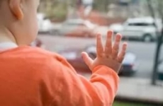 Полицейские напоминают родителям правила, которые помогут уберечь ребенка от падения из окон